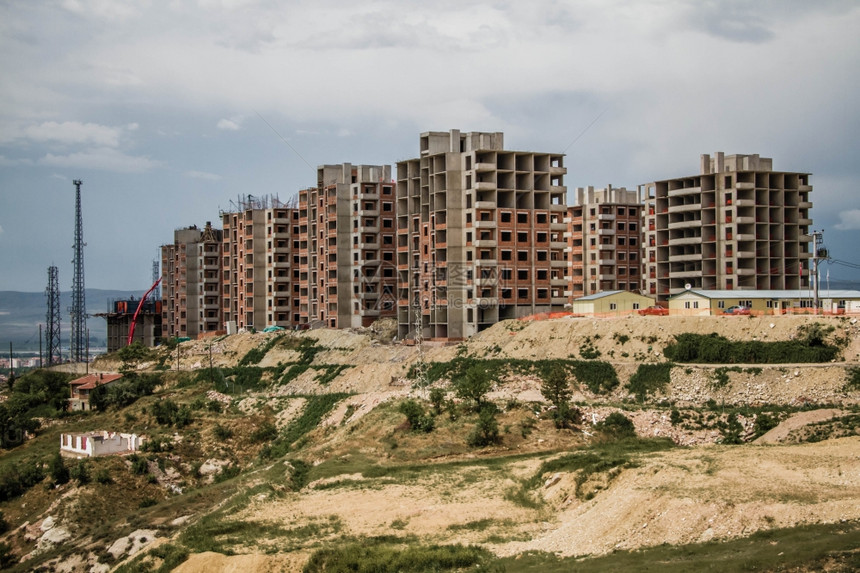 在城市郊区建造公共住房图片