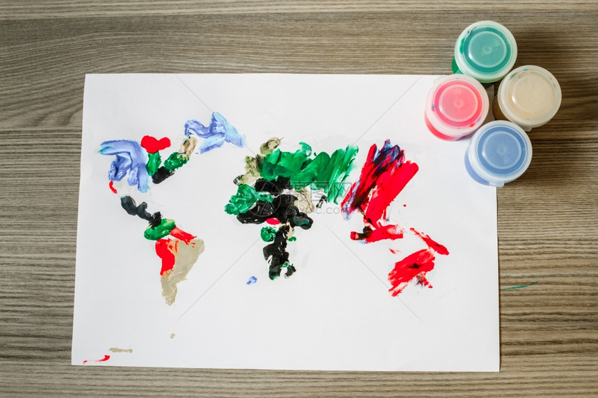 一名儿童用手指涂画的世界图片