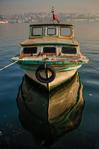 日落时的轮船在海上反射图片
