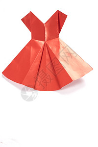 白色背景的红折纸礼服图片