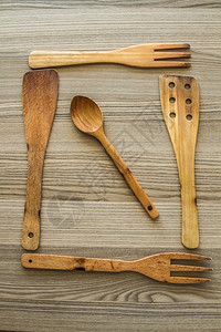 木制桌上的骨勺子和叉背景图片
