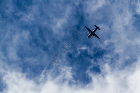 云下的飞机正在表演节目高清图片
