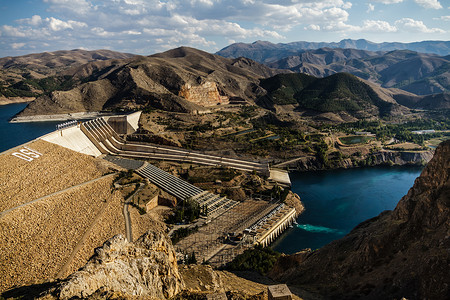 山和水坝土耳其Elazig附近的一座旧水电能源大坝Keban的看法背景