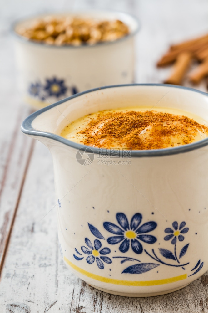 Boza或Bosa土耳其传统甜点由小米或玉面粉制成图片