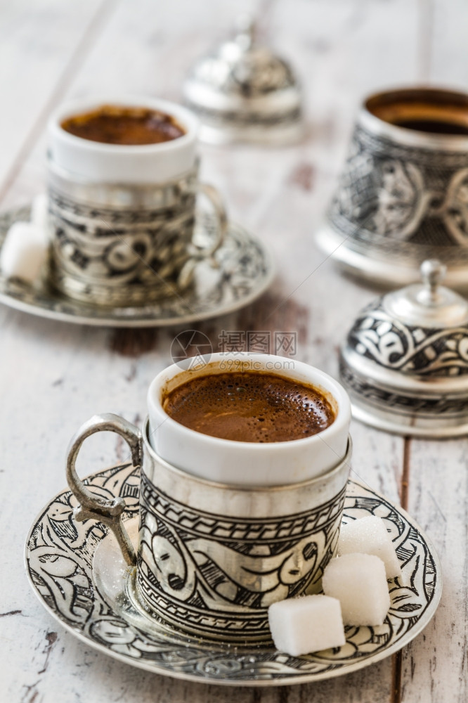 土耳其传统咖啡银杯中的土耳其咖啡装有银锅和托盘图片