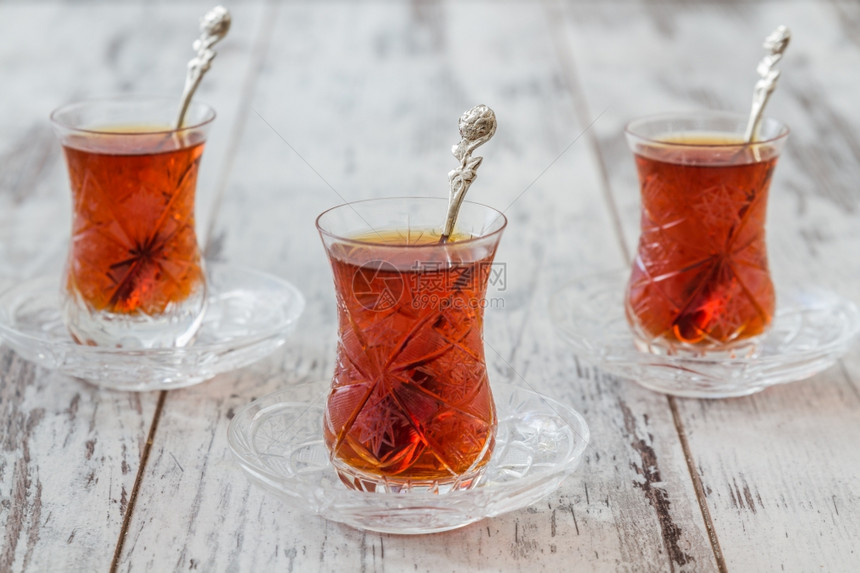土耳其茶用白色木制背景的传统杯子供应土耳其茶叶图片
