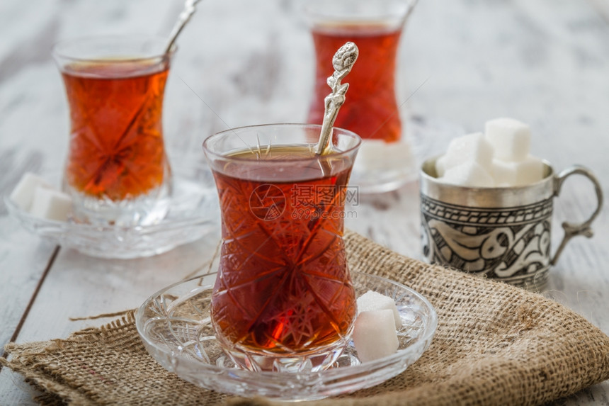 土耳其茶用白色木制背景的传统杯子供应土耳其茶叶图片