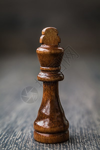 黑王棕色木制桌子和背景上的棋图片