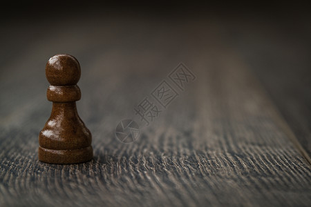 BlackPawn棕色木制桌子和背景上的棋图片