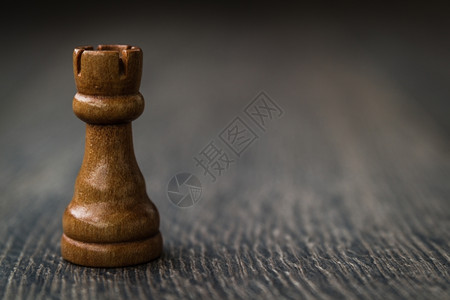 黑路棕色木桌和背景上的棋子图片
