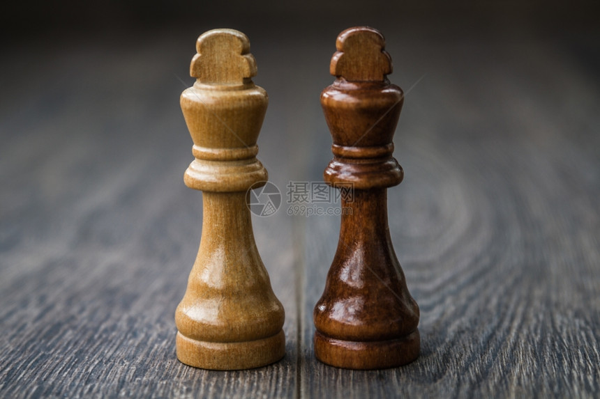 棕色木制桌子和背景上的象棋碎片图片