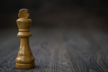 白王棕色木桌和背景上的象棋碎片图片