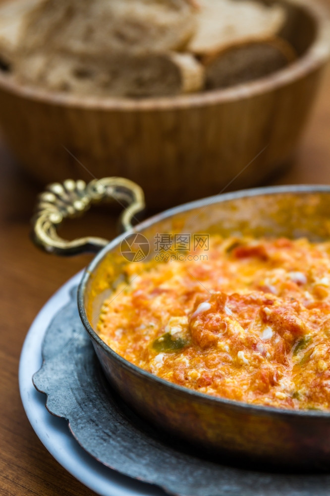 菜单土耳其早餐食品配有鸡蛋西红柿和胡椒图片