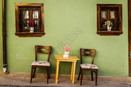 OdunpazariEskisehir传统住宅旁的桌椅图片