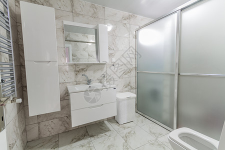 清洁现代厕所内有白色水槽龙头和衣柜图片