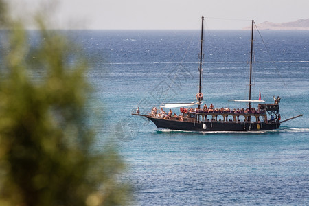 阿克亚拉尔爱琴海土耳其博德鲁姆Akyarlar海滩附近的旅游船背景