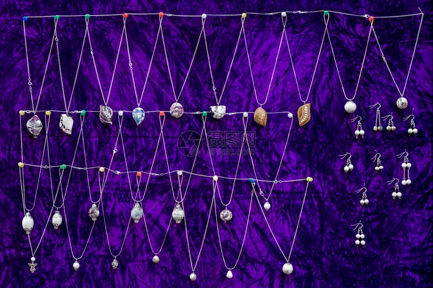 白色中叶项链挂在紫布上只有土耳其的Eskisehir才能获得中叶项链图片