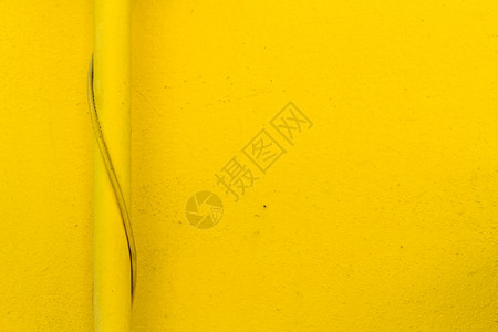 黄色住宅建筑墙前的黄色管道图片