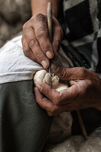 土耳其Eskisehir当地工匠用手术刀雕刻中夏石图片