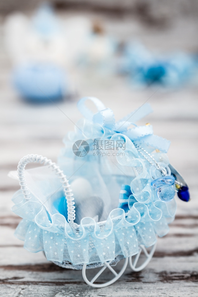 蓝玩具婴儿车作为白木底婴儿淋浴礼物制作图片