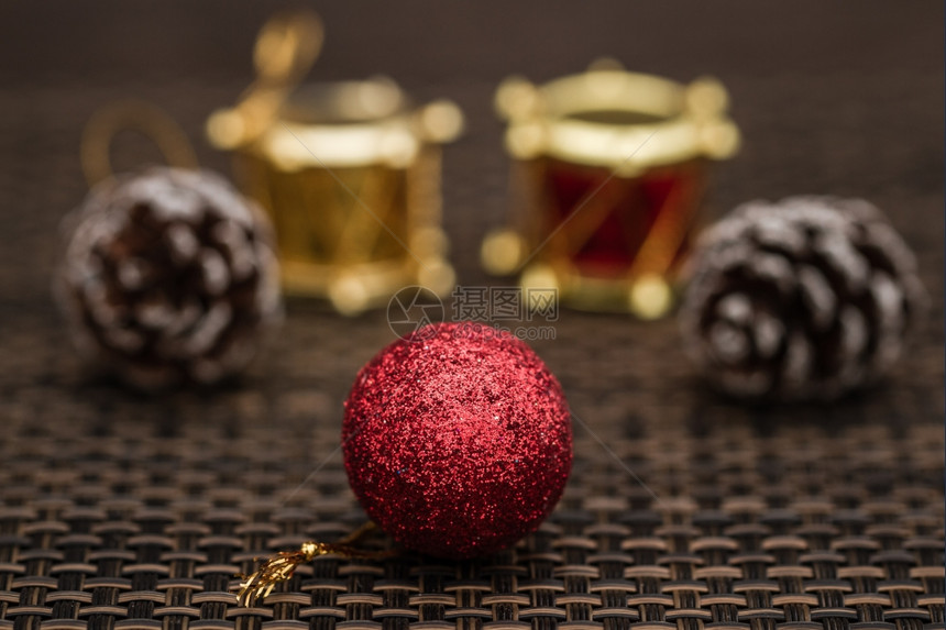 红白金和色圣诞玩具深底装饰品图片