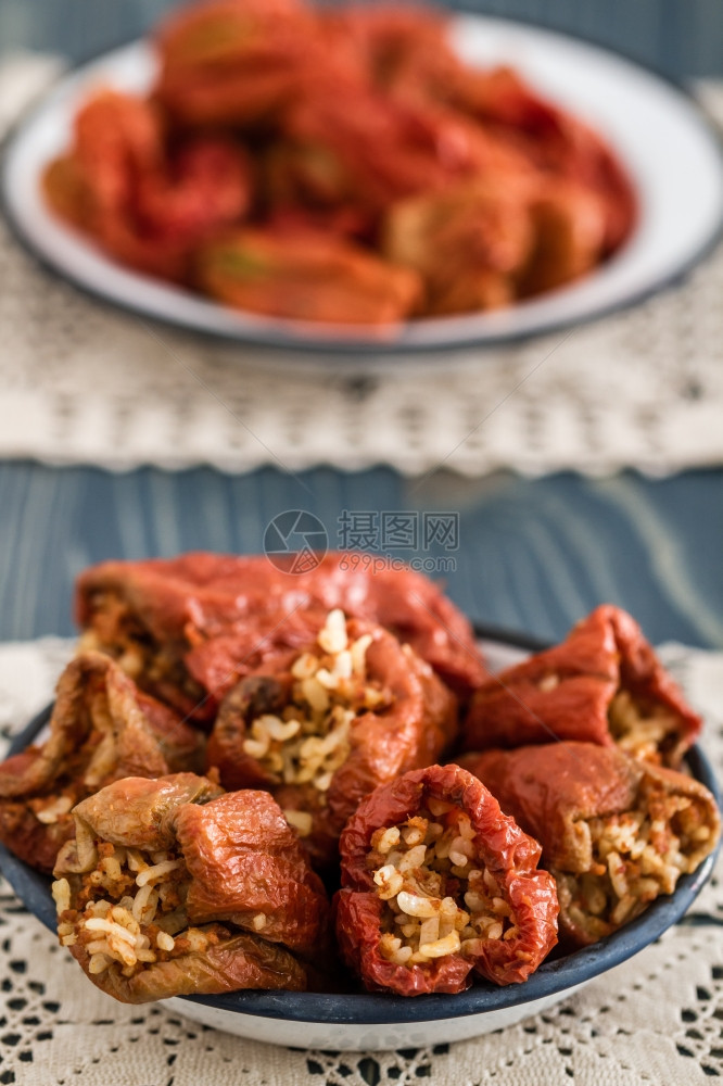 土耳其传统食品Dolma蓝色木制背景的干辣椒图片
