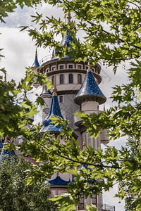 位于埃斯基舍希尔公共文化园的树木后面公平城堡背景图片
