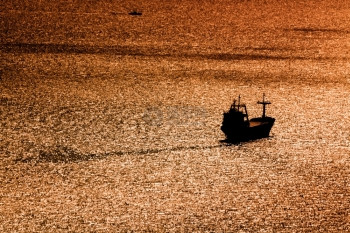 格鲁吉亚巴统日落时在格鲁吉亚巴统的海上轮图片