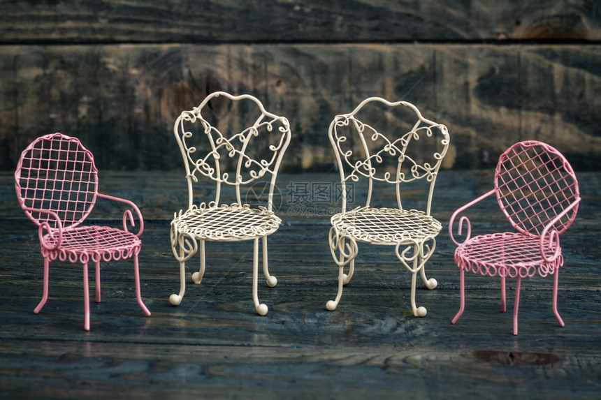 粉和白装饰的小型铁制椅蓝木底图片
