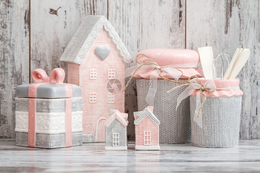 白木本底的灰色和粉红可爱装饰厨房用具图片