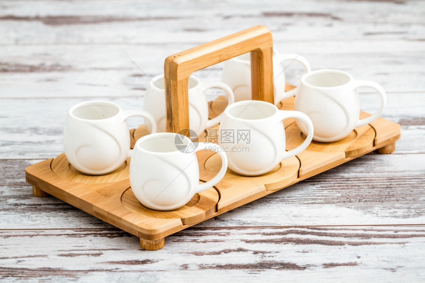 白木桌竹盘上的小平原瓷茶杯图片