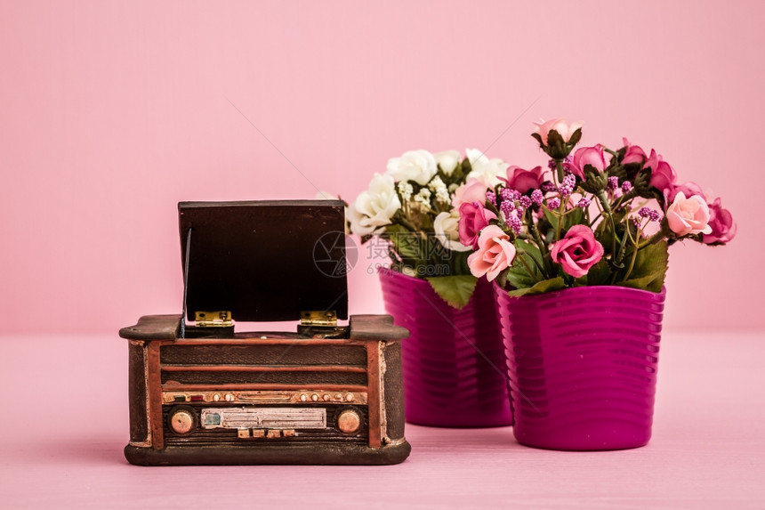 粉红背景的装饰反光记录播放器图片
