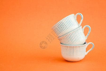 橙色背景的古典白和蓝咖啡杯图片