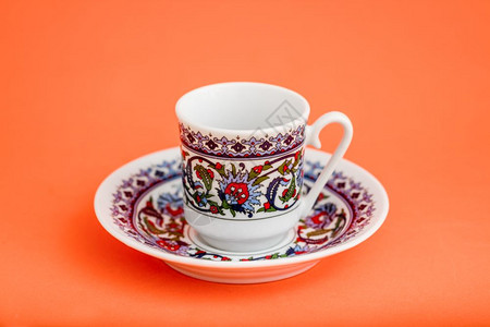 橙色背景的土耳其古典陶瓷咖啡杯图片