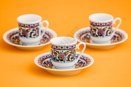 黄色背景的土耳其古典陶瓷咖啡杯图片