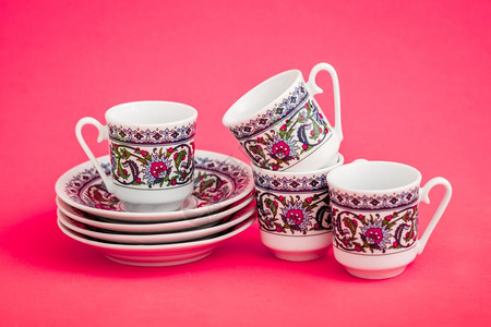 粉红背景的土耳其古典陶瓷咖啡杯图片