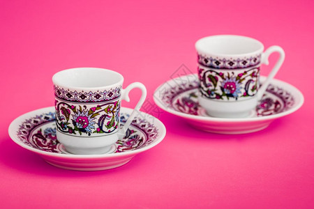 粉红色背景的土耳其古典陶瓷咖啡杯图片