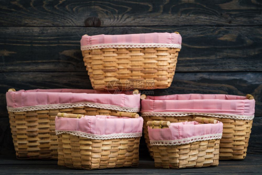 装饰用蓝木本底粉红色衬织物的装饰大丹篮子图片
