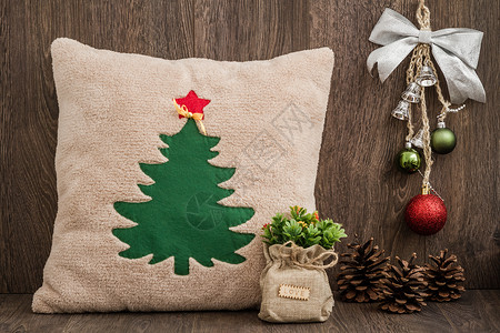 手制枕头棕木底有圣诞树图案背景图片