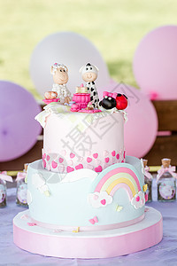 繁多的生日蛋糕杯和婴儿淋浴派对的瓶子图片