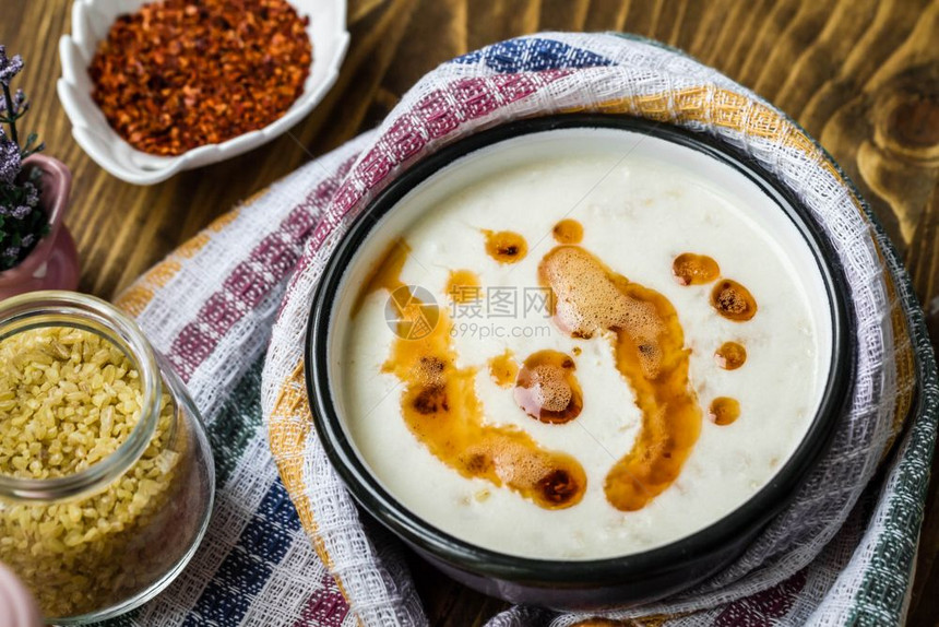 土耳其传统塔哈纳汤在棕色木制餐桌上的甜菜碗中图片