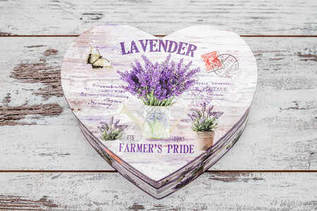 含淡紫花设计的旧盒子含白木背景的淡紫花设计旧盒子图片