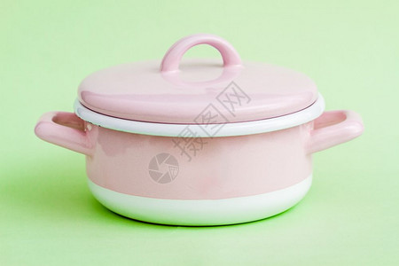 复古风格的粉红色搪瓷锅绿色背景复古风格的粉红色搪瓷锅绿色背景图片