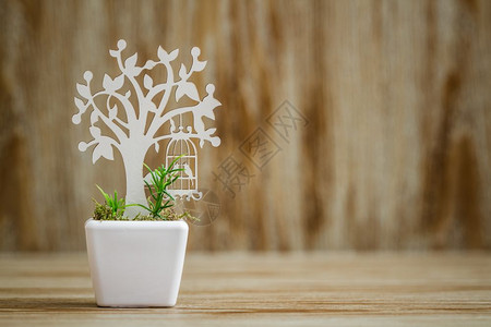 白瓷花朵P激光切割木树本底的白瓷花盆图片