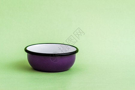绿色背景的紫蛋黄碗图片