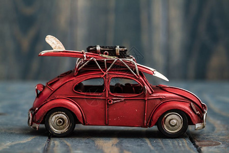 经典小型红色汽车模蓝木背景的经典小型红色汽车模图片