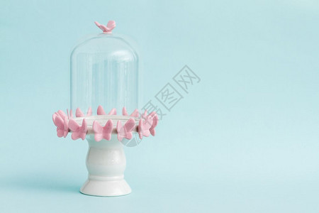 空贝尔罐粉蝴蝶设计空铃罐粉红蝴蝶设计蓝底图片