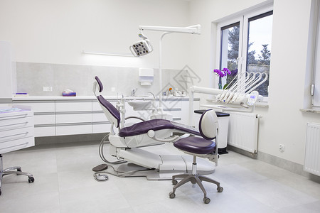 牙医实践现代牙科实践椅和医使用的其他配件现代牙科实践背景