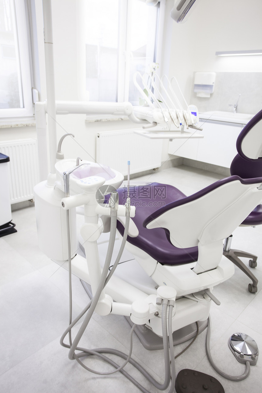 现代牙科实践椅和医使用的其他配件图片