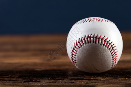 木桌上的棒球蓝背狗图片
